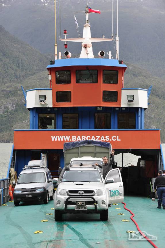 Embarcando a Fiona de ré na balsa em Rio Bravo, caminho da Carretera Austral entre Villa O'Higgins e Cochrane, no sul do Chile
